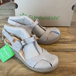 El Naturalista Women's Piedra Sandals light tan/neutral color